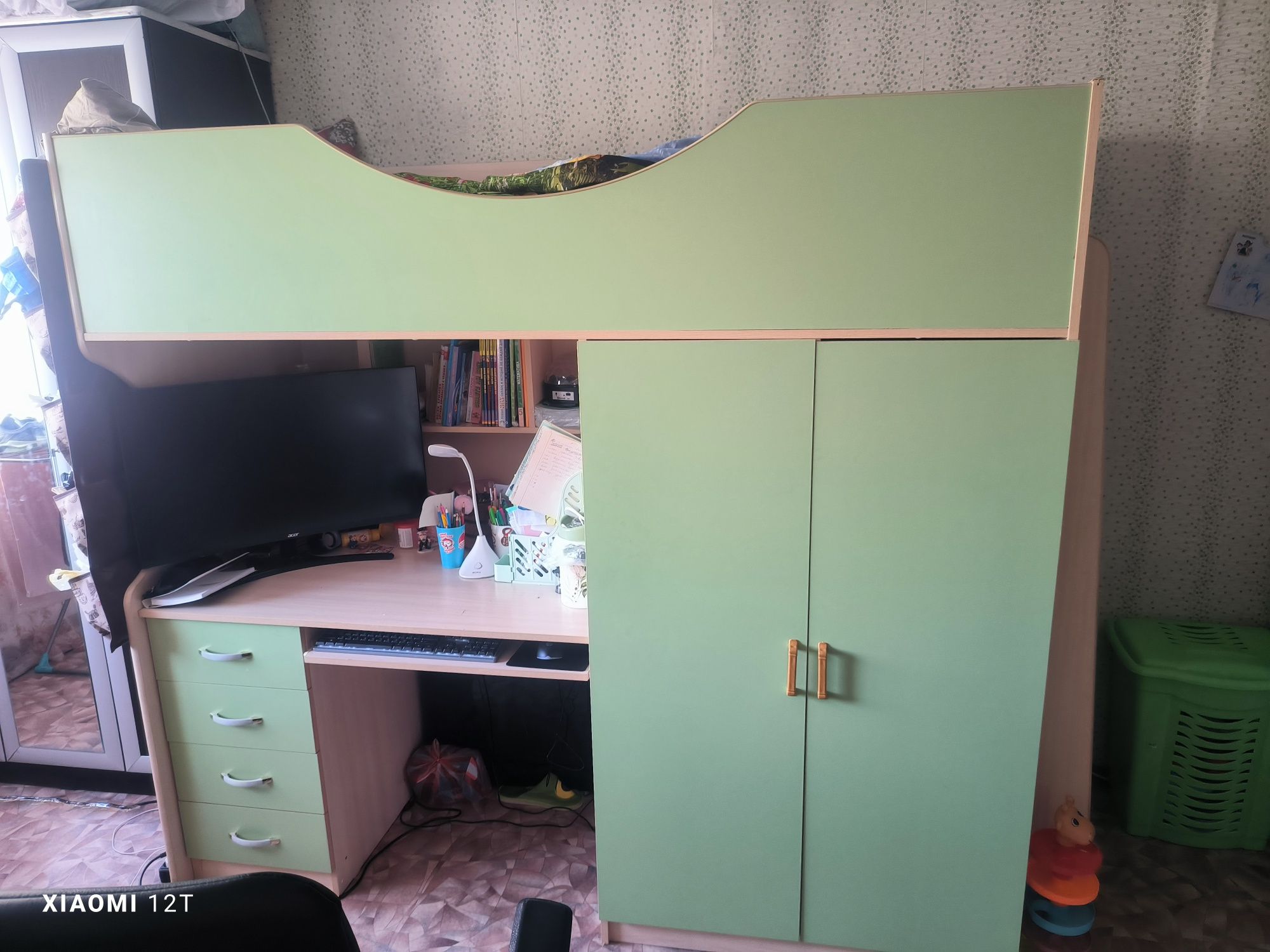 Продам двухъярусную кровать с матрасом