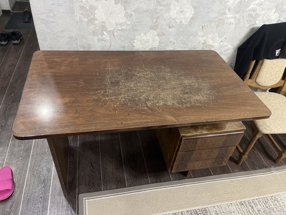 Коричневый офисный стол