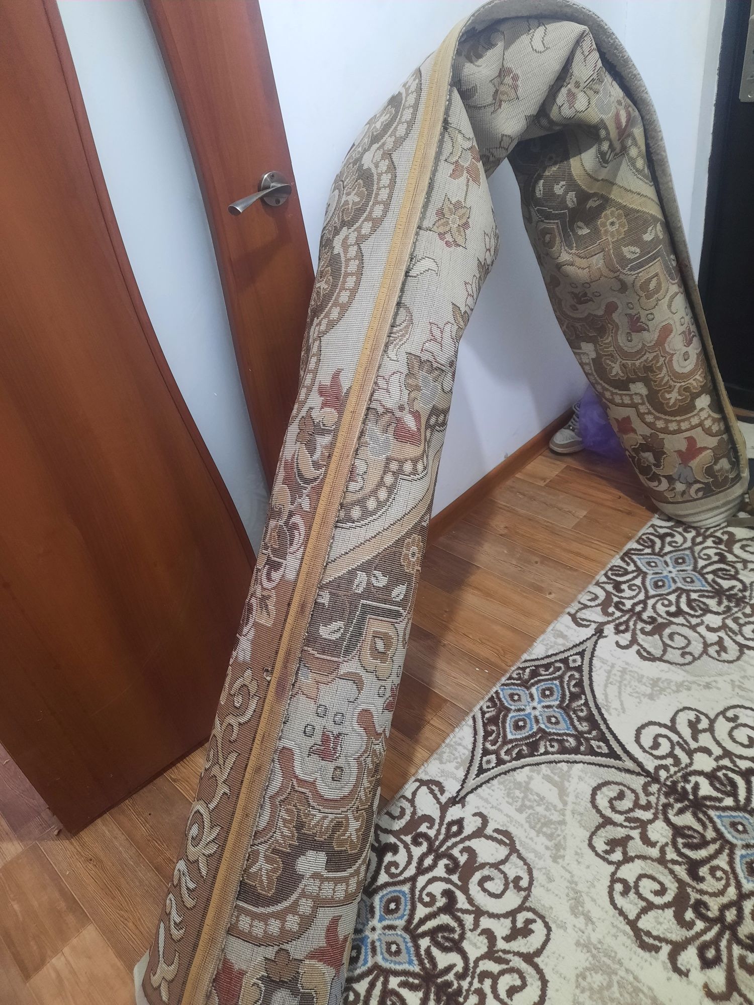 Ковер в хорошем состояние