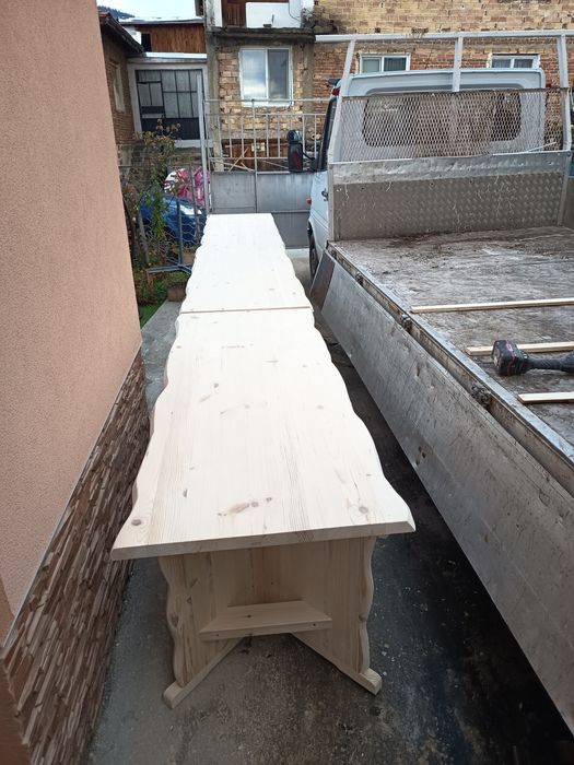 Маса с жив ръб материал е бял бор