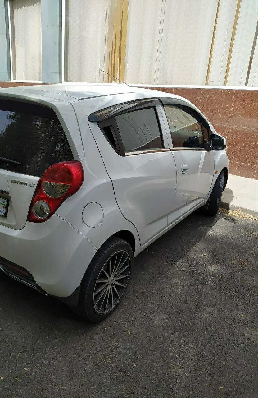 Avtomobil chevrolet spark