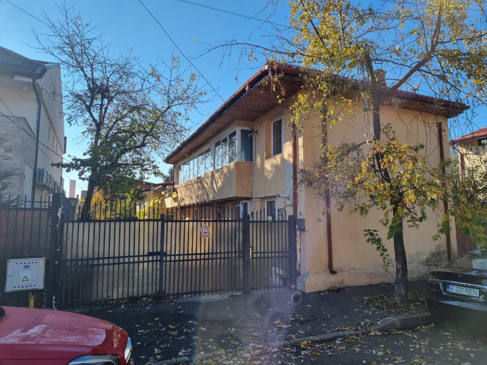 Casa Baneasa veche la curte