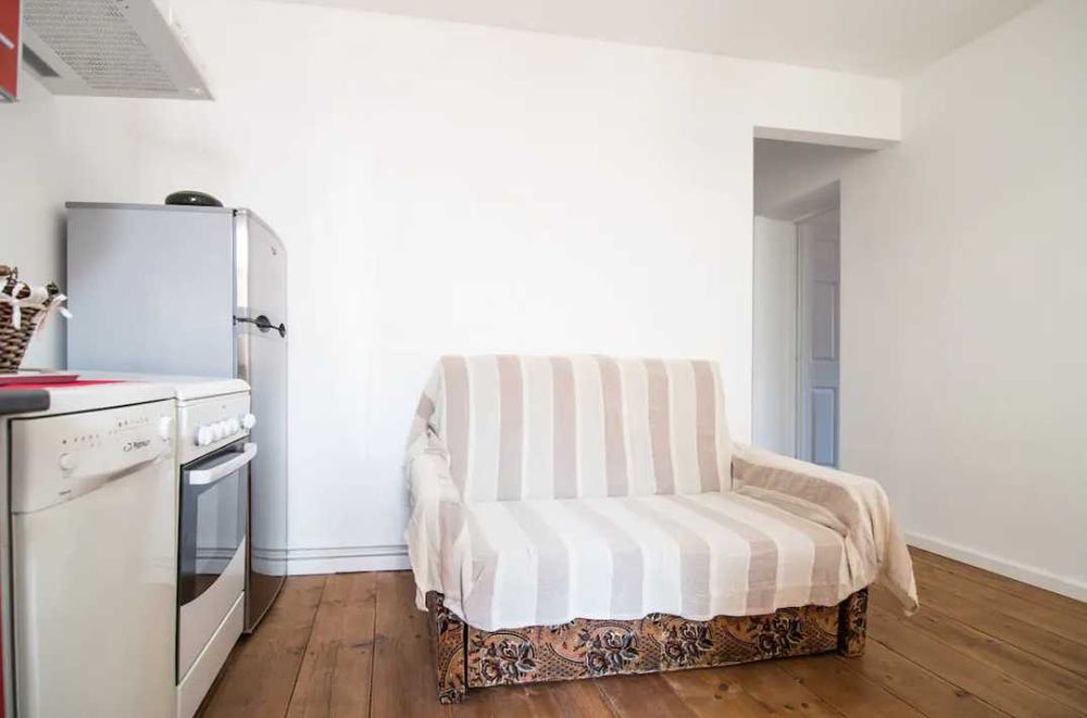 Дава се под наем Едностаен апартамент в Пловдив, Централна гара - 33 кв.м за 153 € - Снимка #1