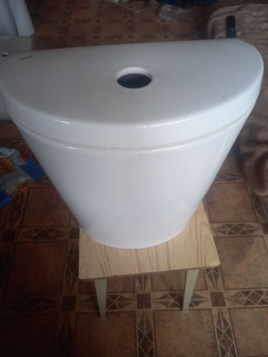 Продам бачки сливные б/у.13,5см. и 16см крепление.