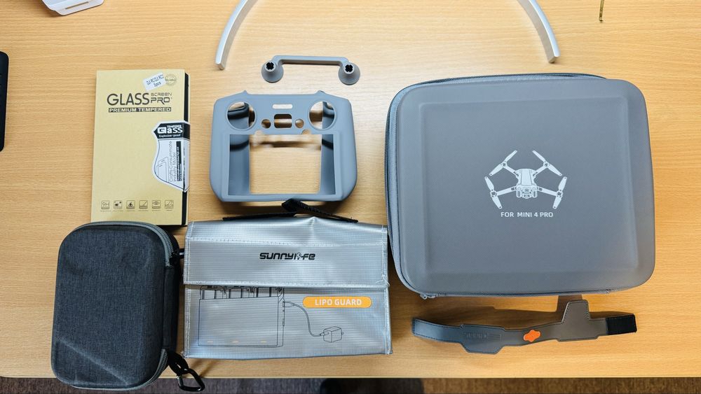 Dji Mini 4 Pro Fly More Combo + accesorii, garantie 12.2026