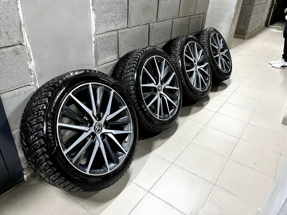 Диски от Toyota Camry 75 с зимними шипованными шинами Goodyear R18