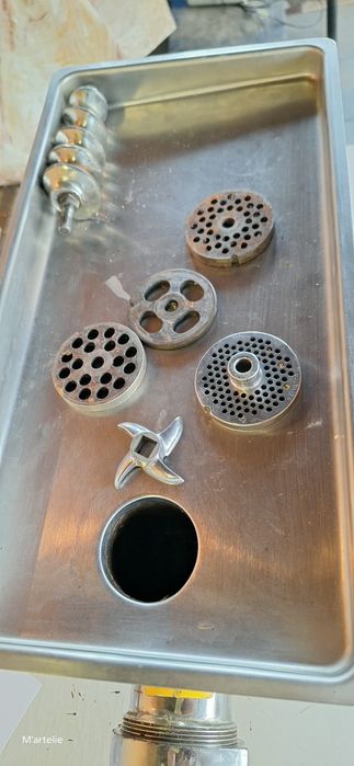 Продавам професионална  месомелачка N 12