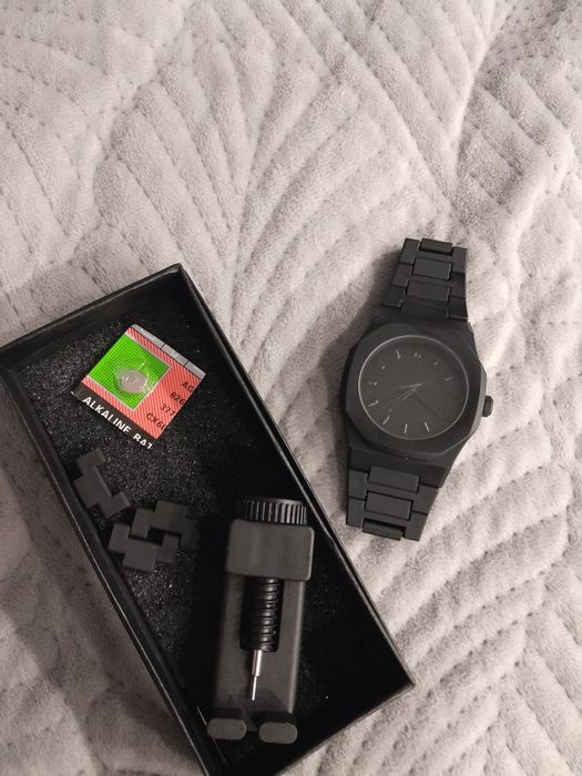 Часы чёрные покупал за 15000тг продам за 10000тг