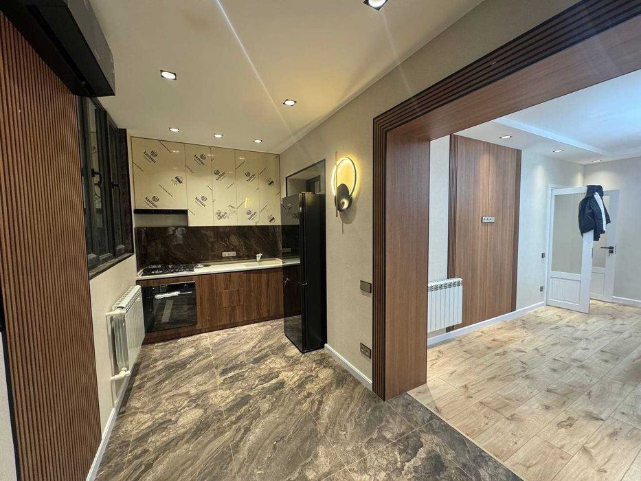 Новомосковская, продается квартира 2*6 балкон 2 ком 70м2