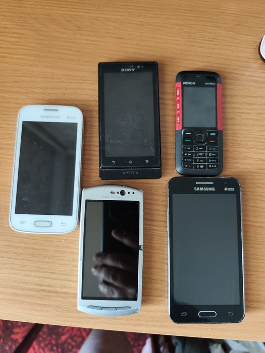 Продам телефоны на запчасти