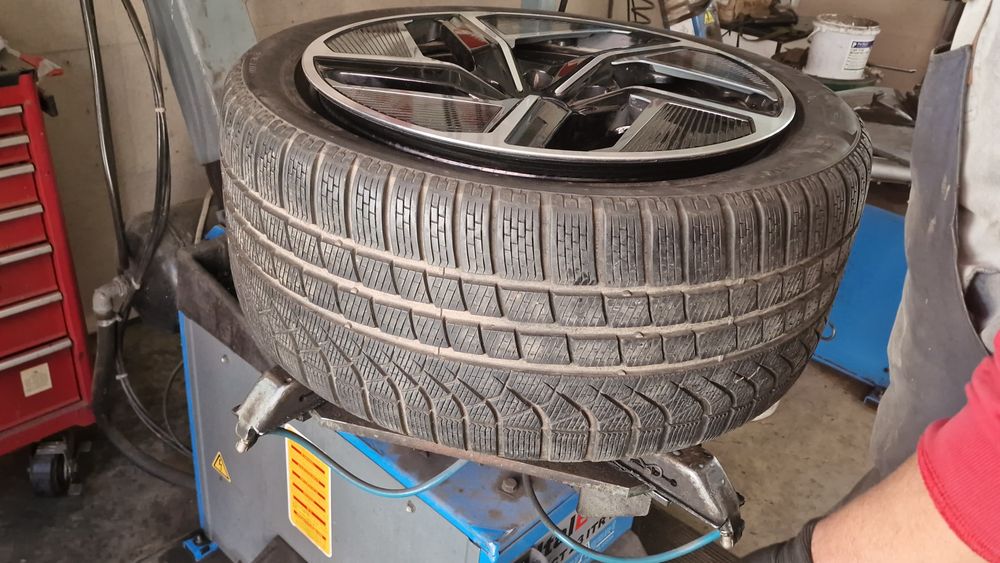 285 40 20 Pirelli 245 45 20 Sport packet