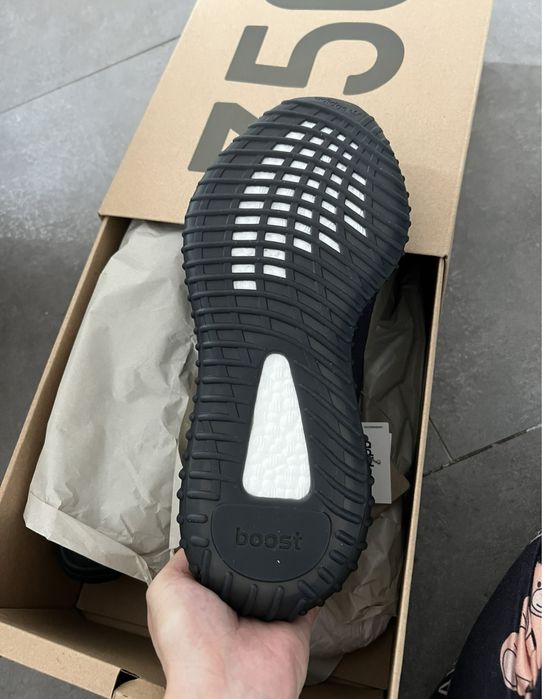 Adidasi noi cu eticheta