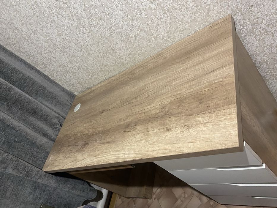 Продам стол , есть дефекты в полочках , а так в идеальном состояние