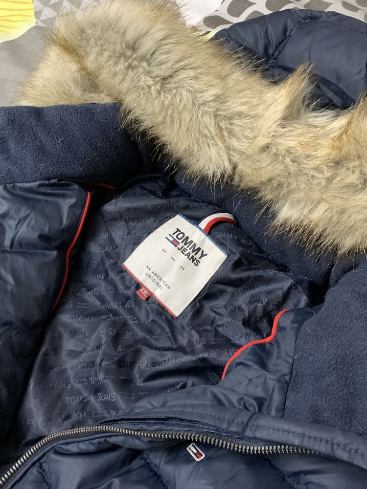 Geaca Tommy Jeans cu puf natural