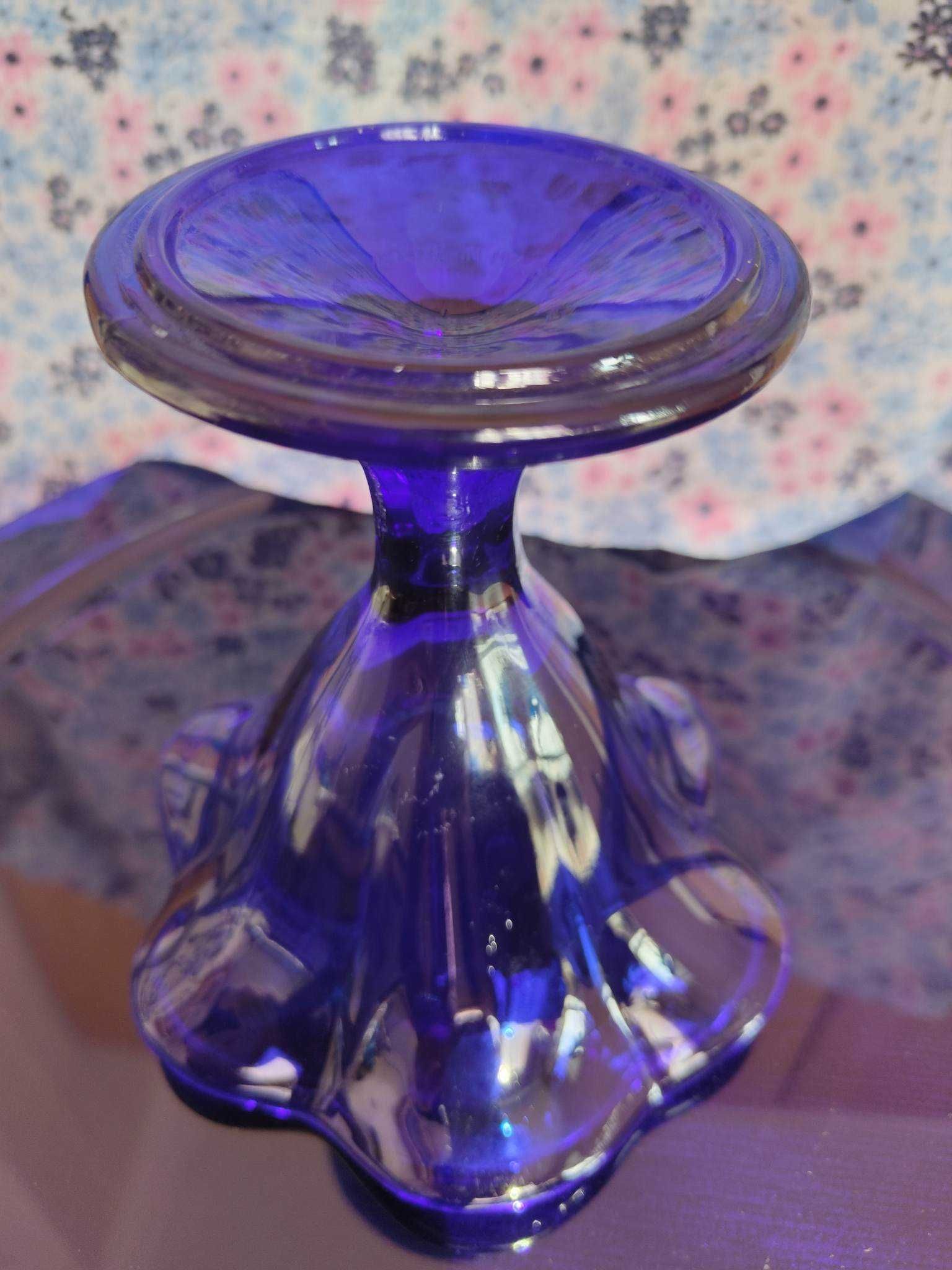 Чаши от кобалт синьо стъкло