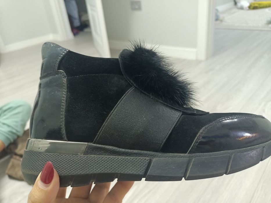 срочно продам осенний обувь со скидкой 3990тг пару раз одела