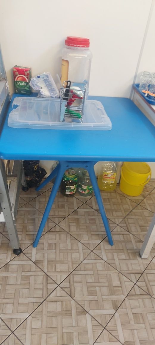 Продам столы и стулья пласт