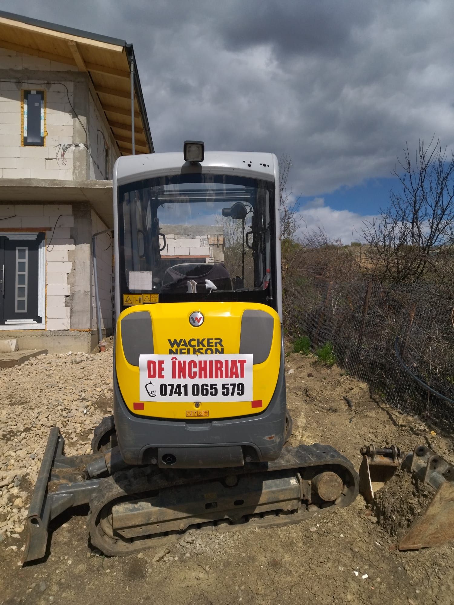 Închiriez  miniexcavator