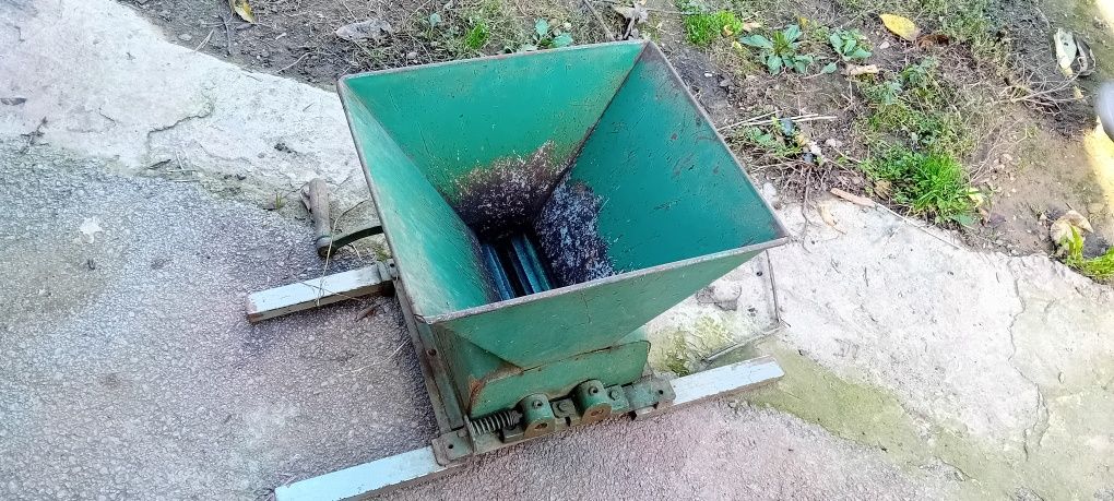 Гроздемелачка машина за грозде