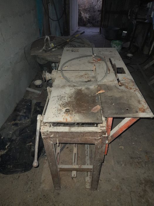 Трехфазная циркулярная пила и фуганок в хорошем состоянии