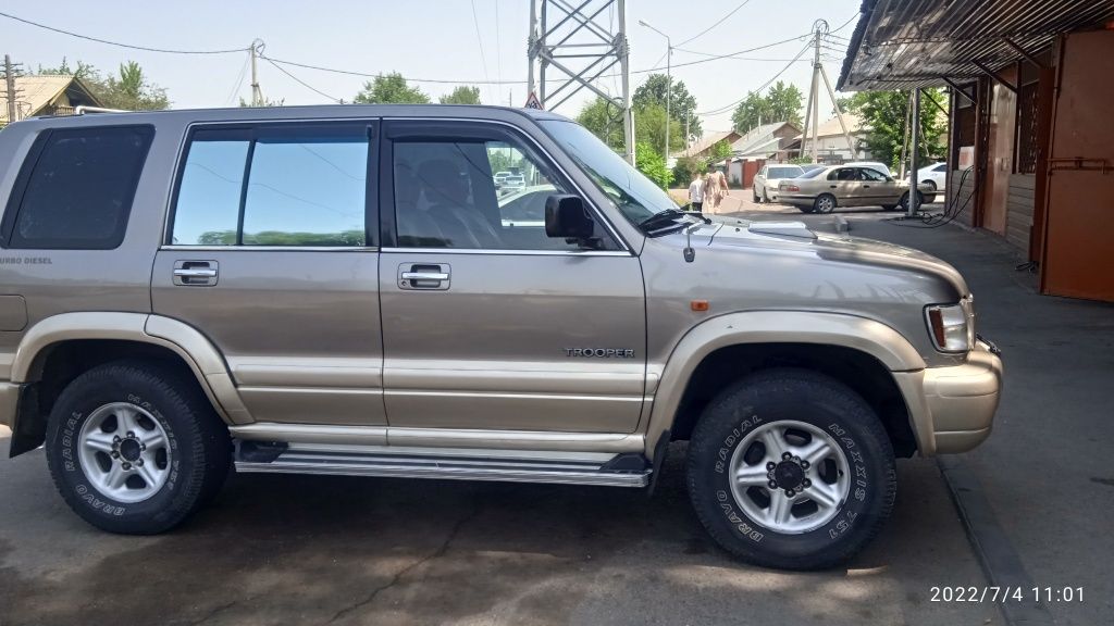 Автомобиль Isuzu trooper