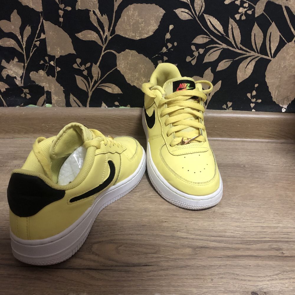 Adidasi nike air force 1 yelow