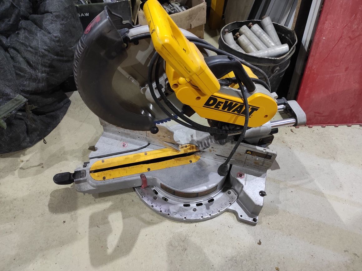 Потапящ циркуляр DEWALT DW718