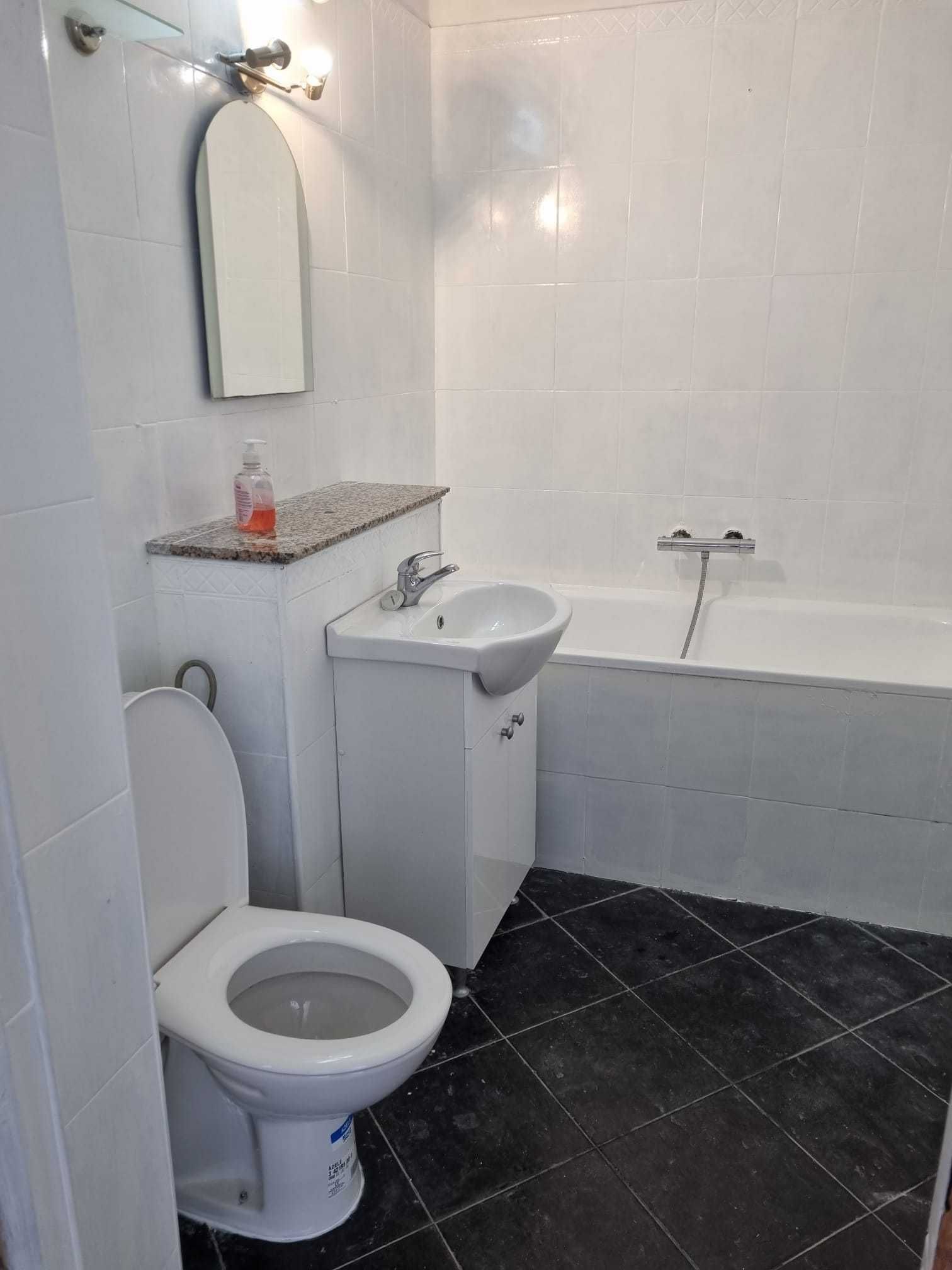 Închiriez apartament zona Banu Mărăcine