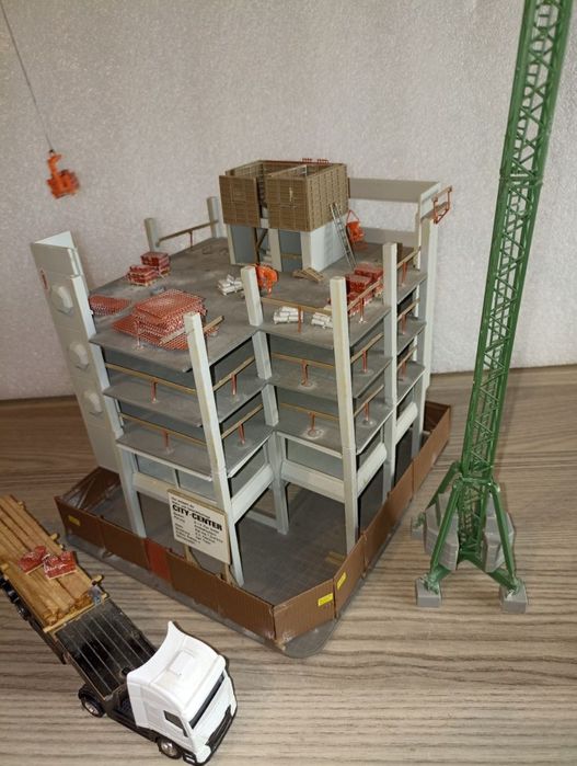 Diorama clădire în construcție kibri 8537 scara H0

Setul include clăd