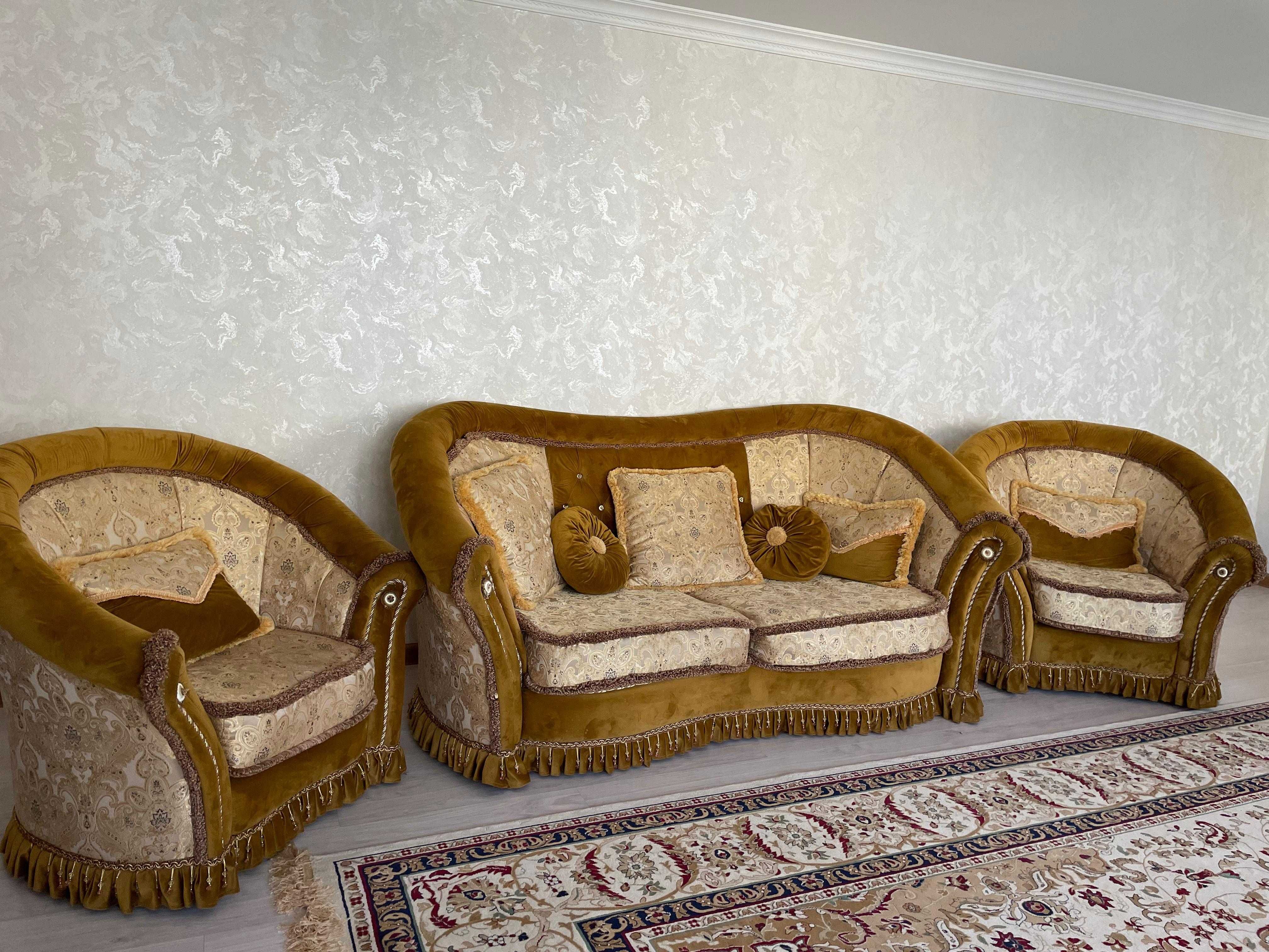 Продам диван с двумя креслами