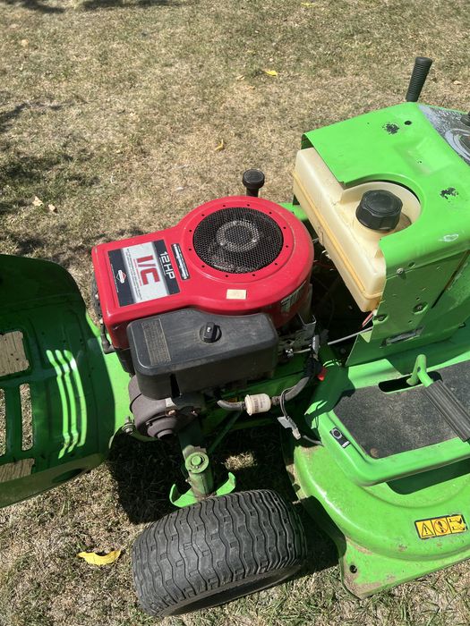 Tractoras Gazon Iarba 12CP cu cos Impecabil