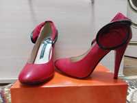 Продаются женские красные туфли
