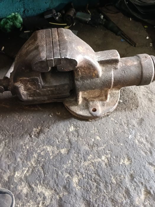 Продам тиски советский