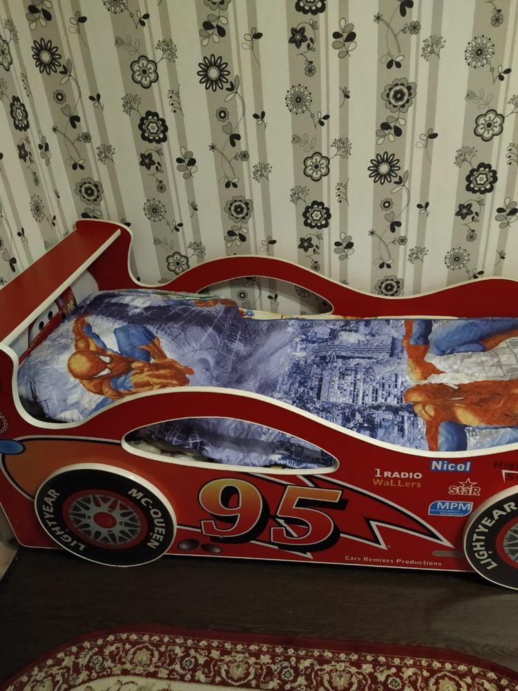 Продам детскую кровать в форме машины молнии McQueen