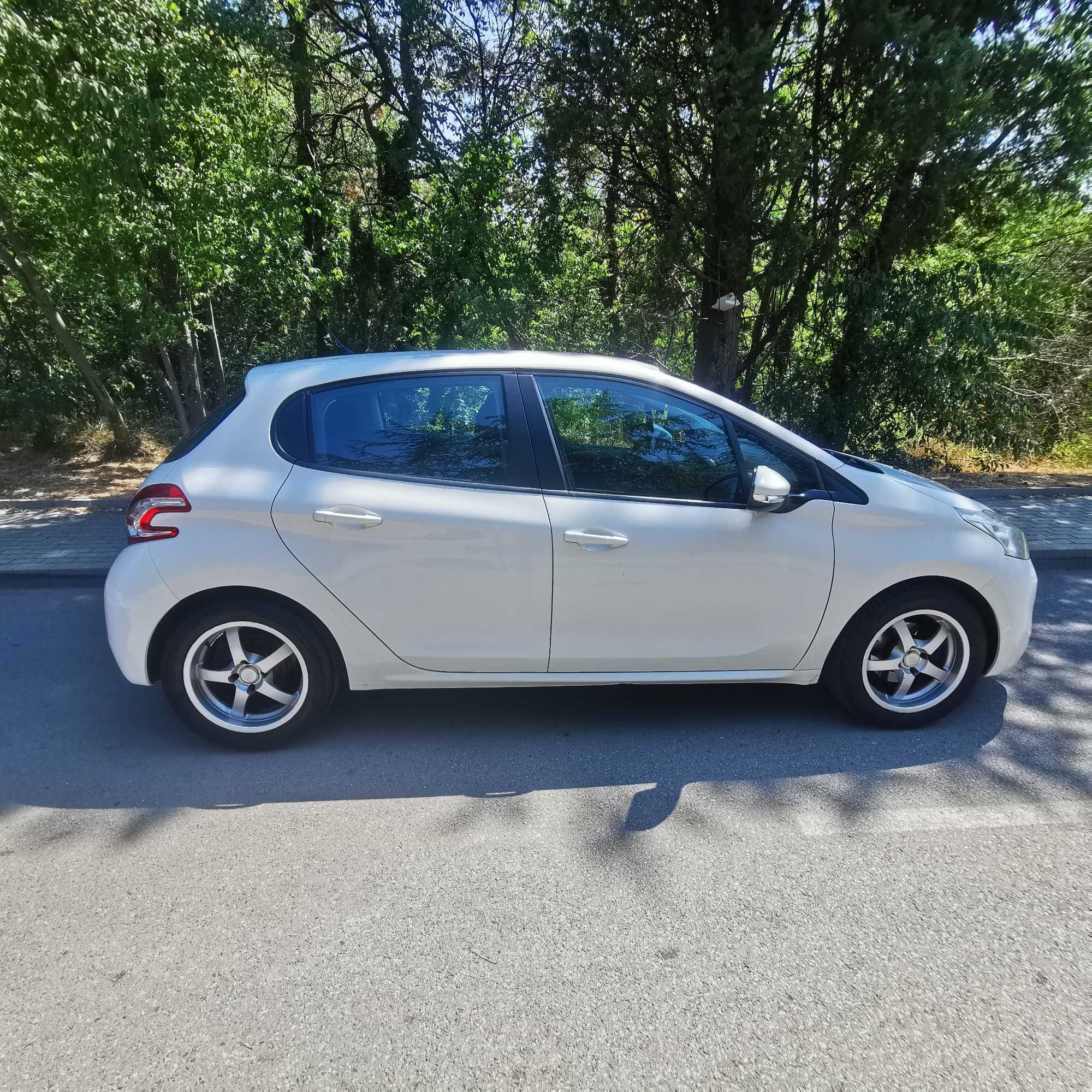 Peugeot 208, 2014 За витрина