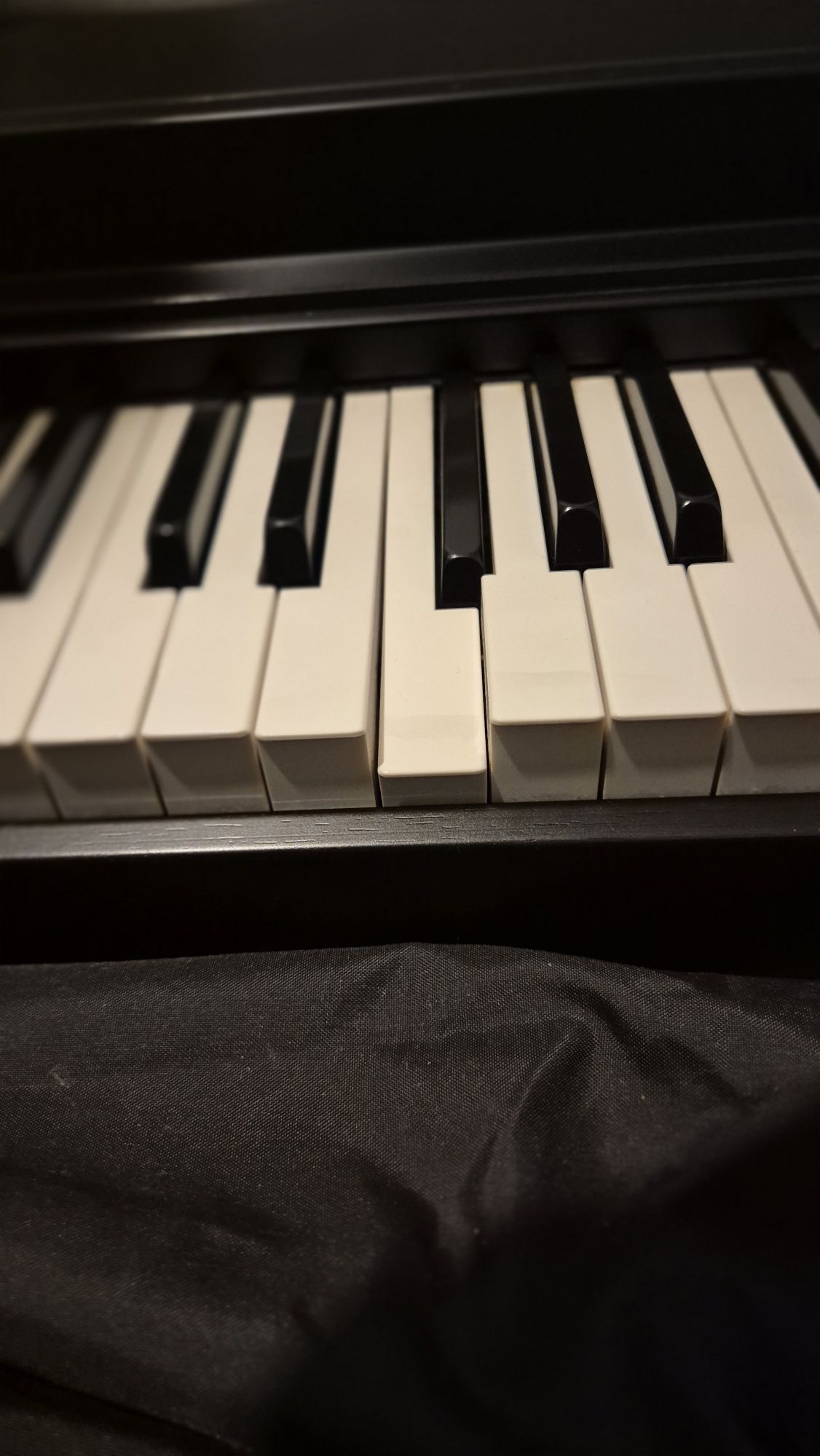 Дигитално пиано Yamaha със стол