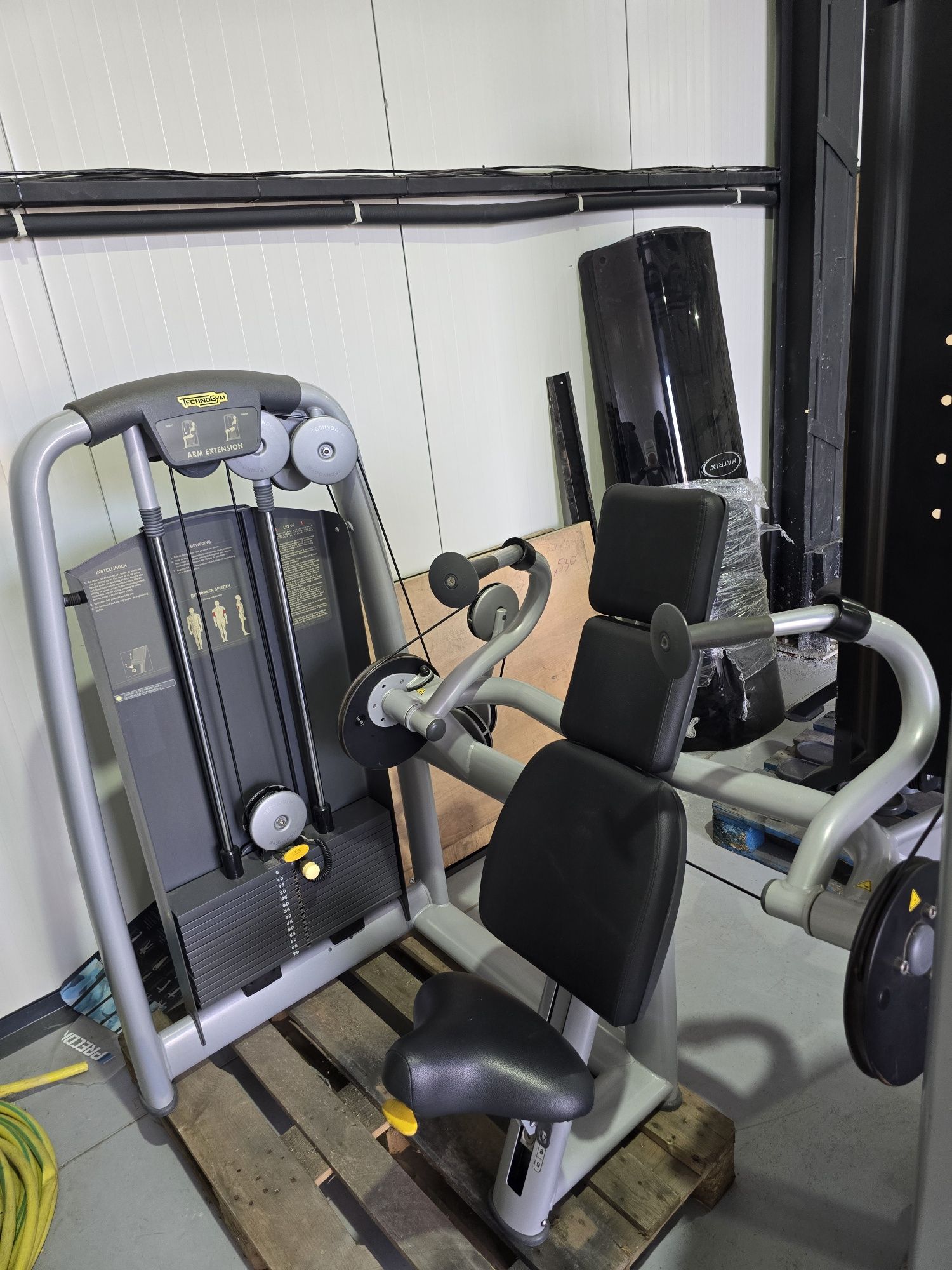 Technogym triceps mashine машина за трицепс на техноджим