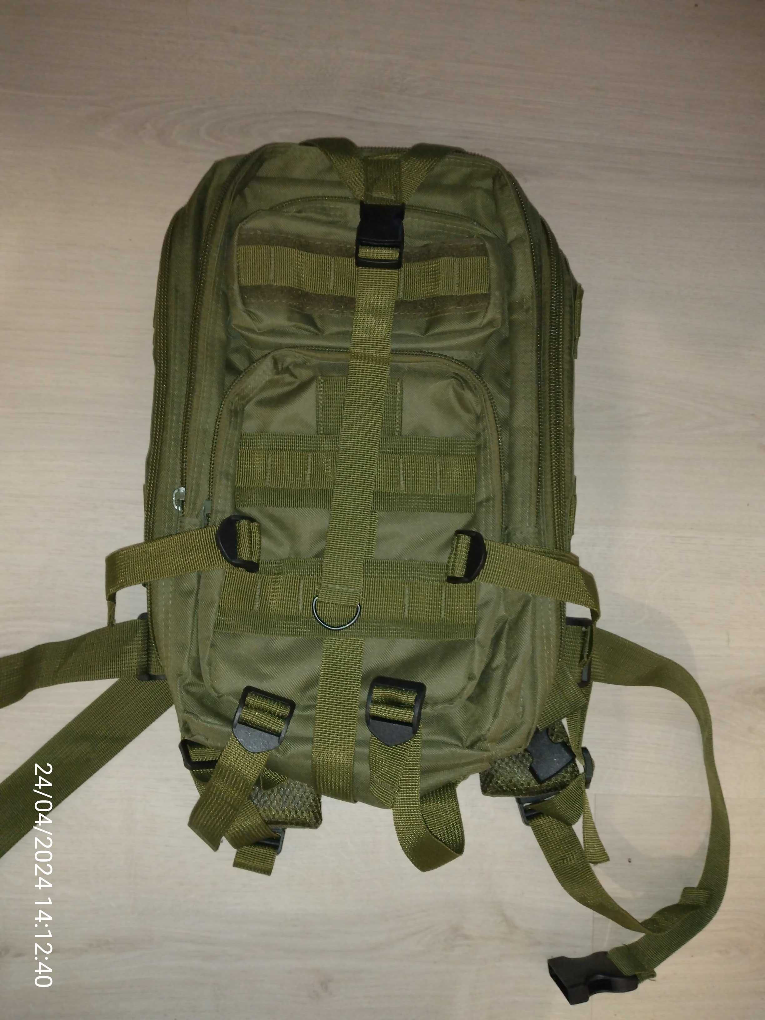 Vând rucsac drumeție 30L, verde