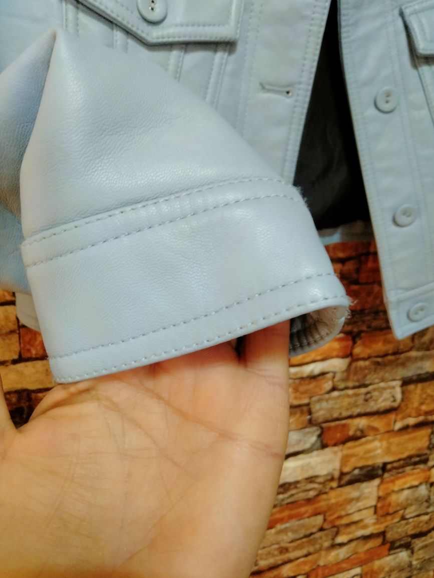 Cropped baby blue faux leather jacket Stradivarius