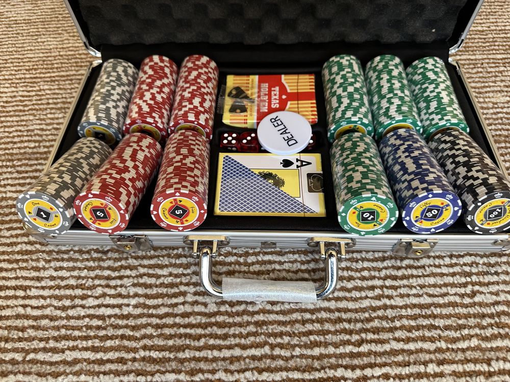 Покерный набор 300 фишек по 14 гм Новый!