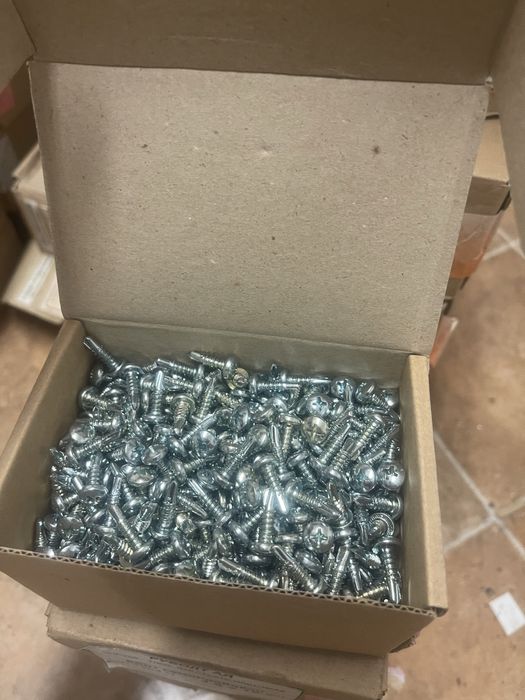 Lichidare stoc suruburi auto-forante si holsuruburi