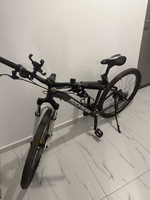 Vând bicicletă Rockrider ST 520 adaptată pentru utilizare urbană.