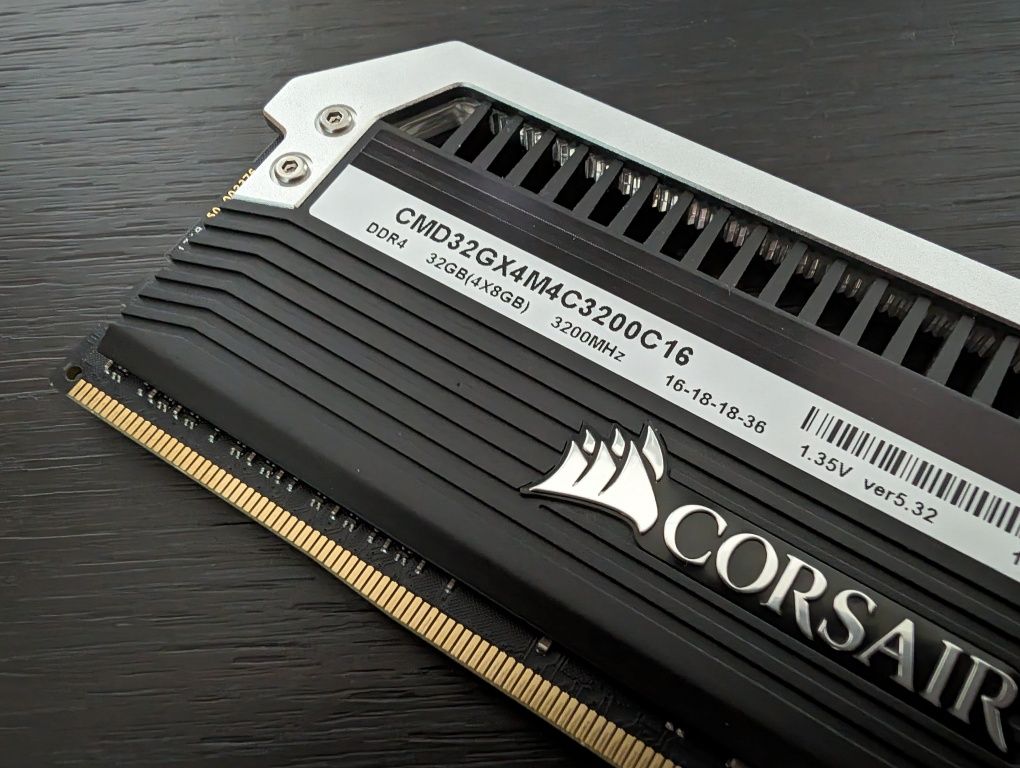 Corsair DOMINATOR Platinum 16GB (2 x 8GB) DDR4 3200MHz C16