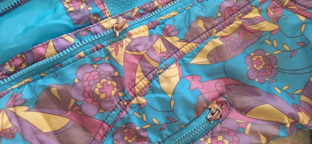 Куртка демисезонная, размер 110-116, примерно на 3-4 года.