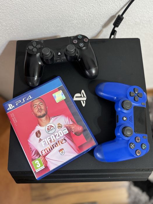 Ps4 pro doua manete un joc