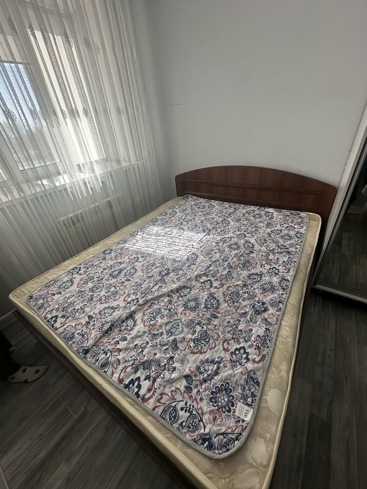 Продам двухспальную кровать  с матрасом . Для сьемных квартир походит