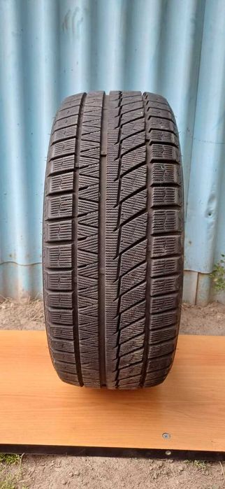 Почти новая зимняя шина RoadX 245/45R19 — 1 шт., отличное состояние