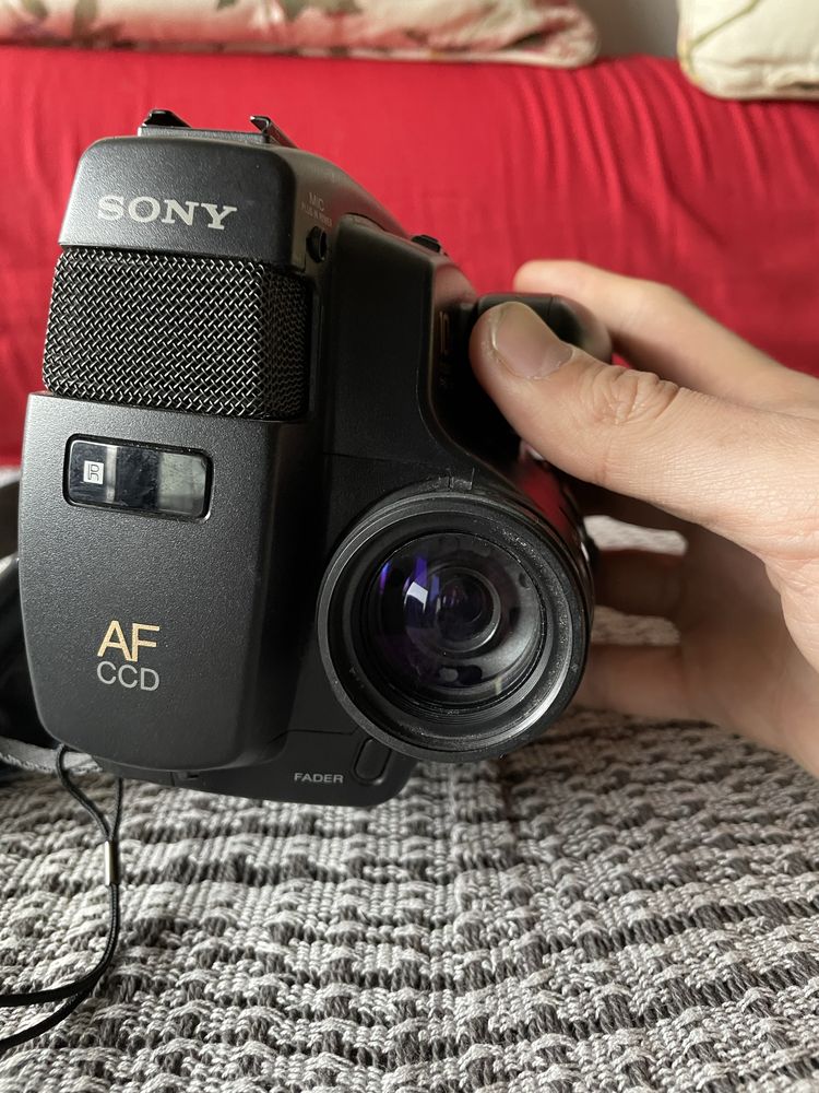 Sony CCD-TR60E Video-8 Handycam Video Camera