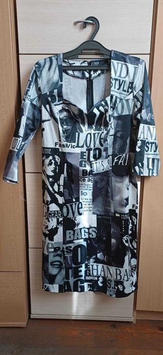 Екстравагантна рокля с надписи и картини, размер 42