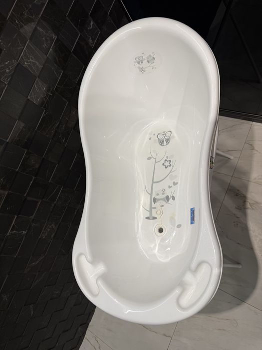 Вана със стойка за бебе